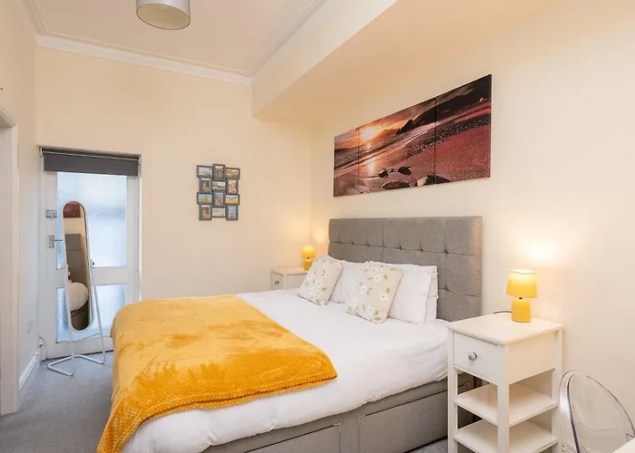 The Funky Robin - ウィットビー